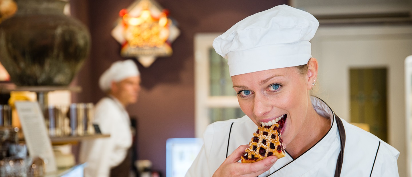 Vlaaibakker proeft een stuk Limburgse vlaai tijdens de Dag van de Vlaai.