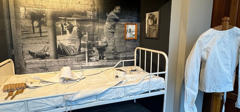 Dwangbuis en bed Museum Psychiatrie Venray