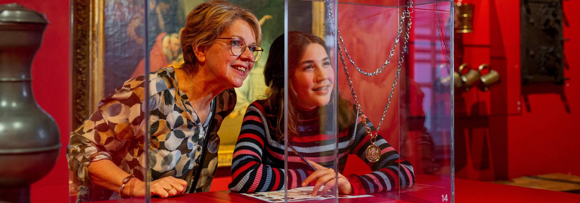 Grootmoeder en kleindochter ontdekken de collectie van Museum W in Weert tijdens een dagje uit met de trein naar Museum W.