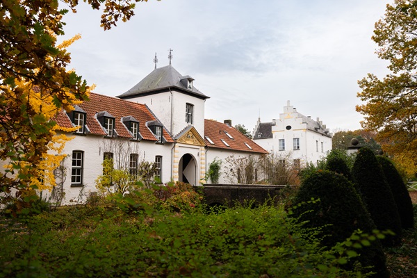 Kasteel Nieuwenbroeck omgeven door de prachtige kleuren van de natuur in de herfst