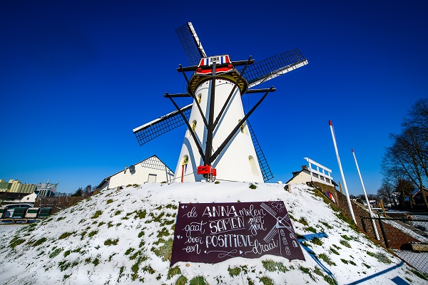 Die Sint Annamühle in Keent unter einer dünnen Schneedecke