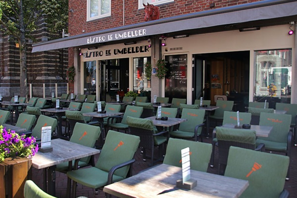 Het terras van Bistro de Umbelder in Weert