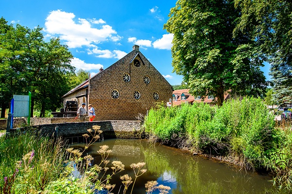 De Gitstappermolen in Vlodrop met op de voorgrond water