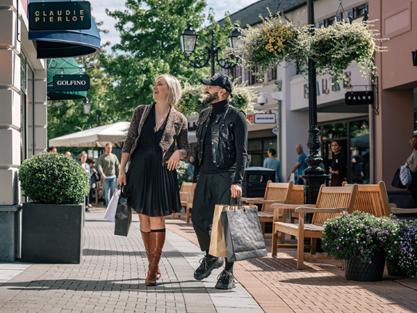 Man en vrouw winkelen in Roermond Outlet