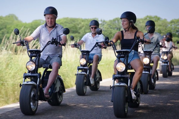 Mensen rijden op de echoppers van Maashof in Venlo