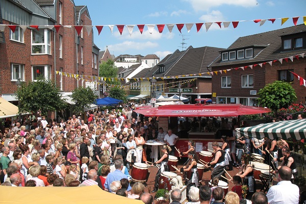 Trommelaars banen zich een weg door de mensenmassa tijden het Stadtfest in Wegberg