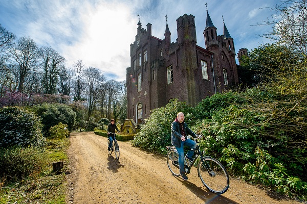 Radfahren am Schloss Aerwinkel entlang