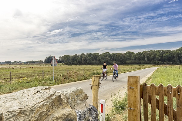 Stel fietsend over de fietsroute in Maaspark Ooijen-Wanssum