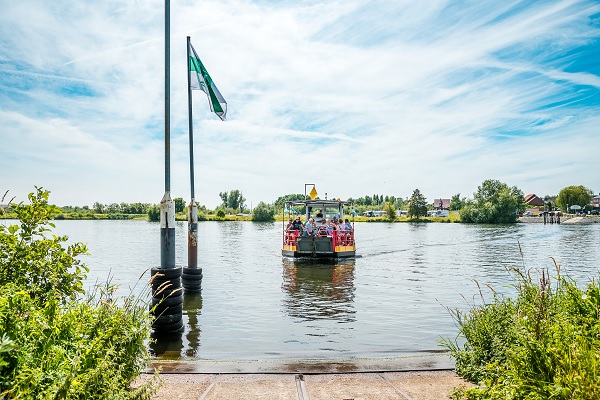 Die Neer-Rijkel-Fähre läuft gerade ein