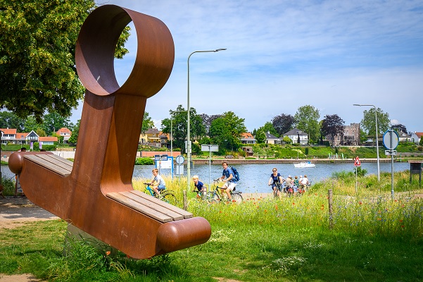 Das große Drachenschwert als Rastplatz an der Kessel-Beesel-Fähre