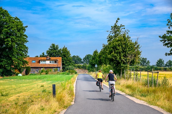 Cyclists in the landscape around the Swalm Valley