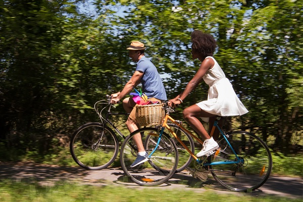 Koppel fietst door de mooie natuur rondom Vlodrop