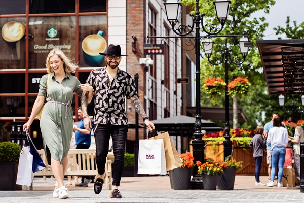 Happy shoppers im Designer Outlet Roermond