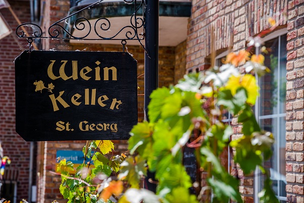 Een uithangbord van een wijnkelder in het Duitse plaatsje Wassenberg