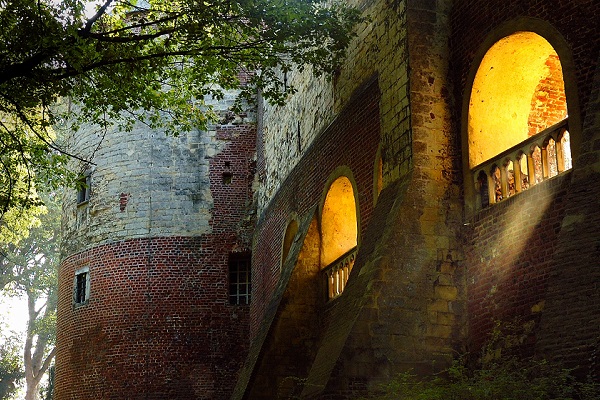 Kasteel Horn, licht valt door de kasteelramen