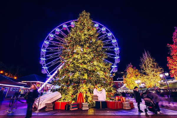 Weihnachtsbaum im Designer Outlet Roermond mit dem Riesenrad im Hintergrund