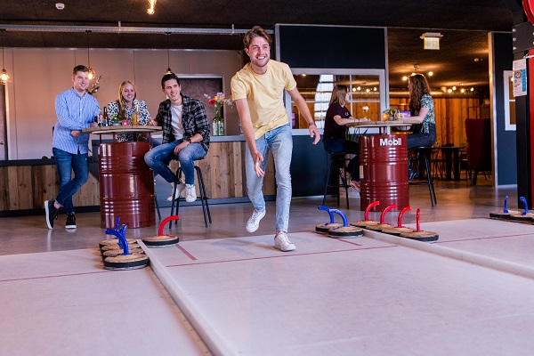 een groep vrienden speelt een potje curling bij de Ketelfabriek