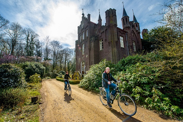 Cycling past castles and country houses during a cycling holiday in Limburg