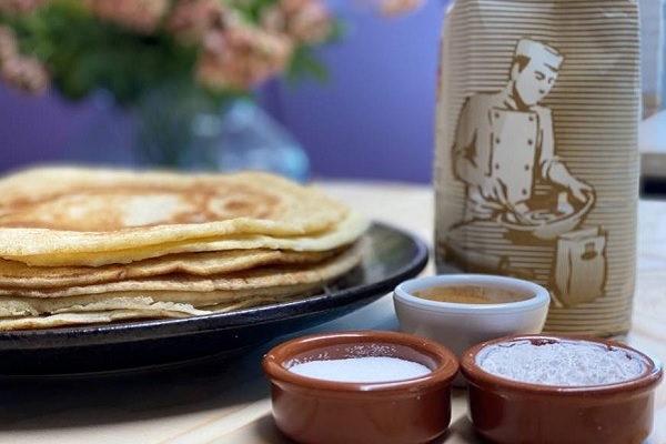 Pancakes at the Gresbuus with trays of icing sugar and syrup