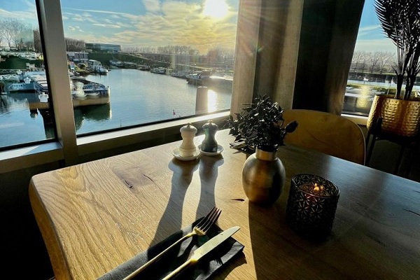 Het uitzicht over de binnenhaven van Maasbracht vanuit Riverside Lounge Maasbracht