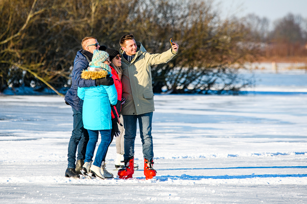 Groepje mensen maakt selfie op natuurijs