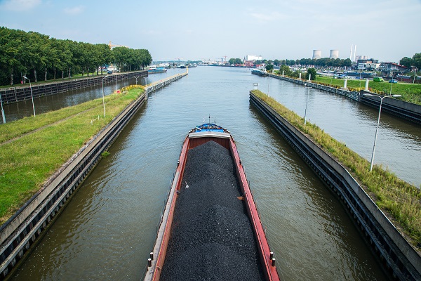 Binnenvaartschip vaart door de Drielingsluis in Maasbracht