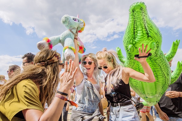 Feestende dames tijdens het Solar Festival in Roermond