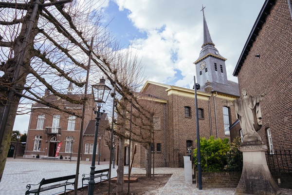 De kerk en het museum van Stevensweert in de lente