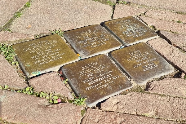 De vijf Stolpersteine ter nagedachtenis aan de familie Hiegentlich voor Markt 17 in Roermond