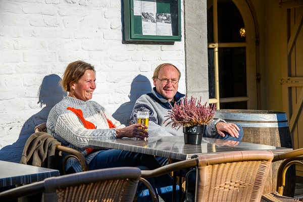 Couple enjoying a drink on a terrace in Thorn