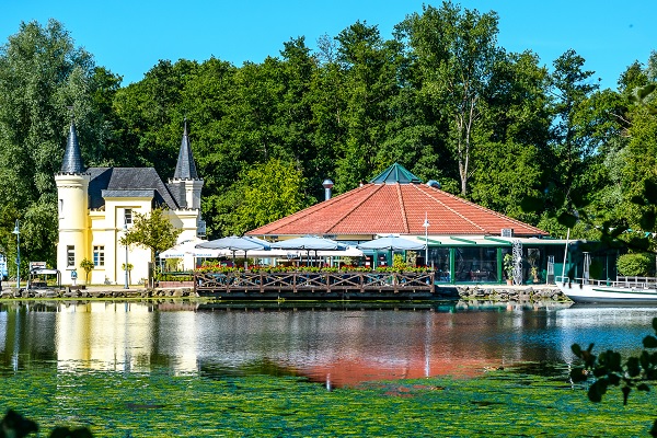 Het terras aan de Hariksee bij het oude kasteeltje