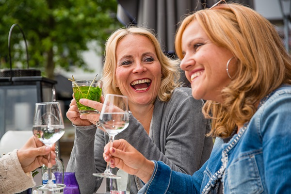 Vrouwen proosten op het terras