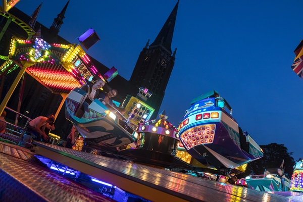 De breakdance draait op volle toeren in de schemering op het plein voor de grote kerk in Venray