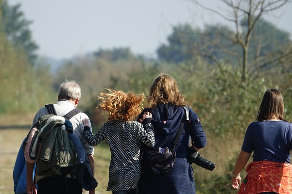 Gezin op de rug gezien die aan het wandelen zijn in de natuur van Nederweert (foto: Marijke Vaes-Schroën)