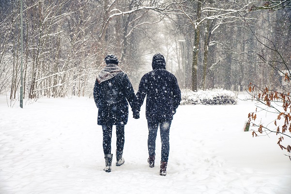 Samen wandelen in de sneeuw