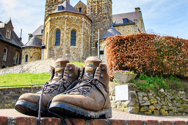 1 paar wandelschoenen staat op een muur
