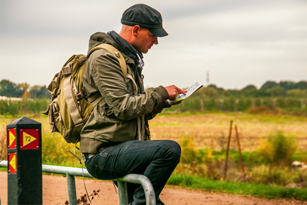 Man bekijkt wandelkaart in de natuur