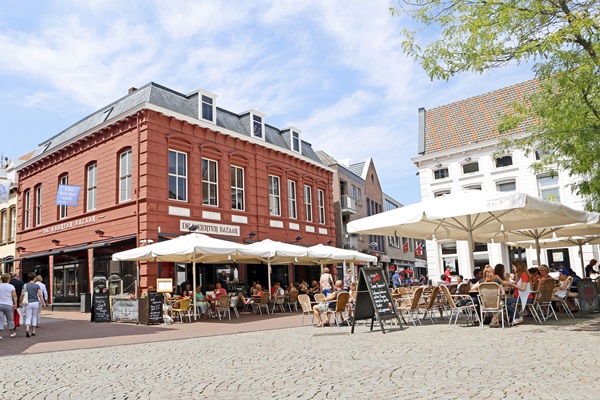 Terras van de Weerter Bazaar op de Markt in Weert