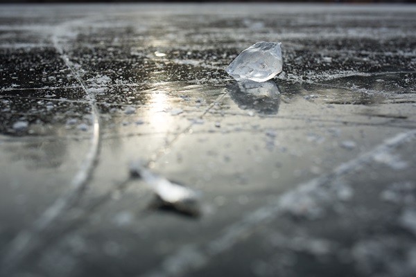 WInterijs met scheuren in het ijs