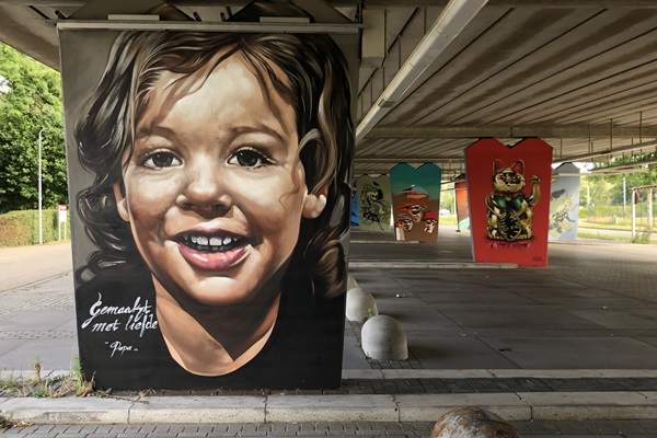 Mural van een kleine jongen gemaakt door de vader