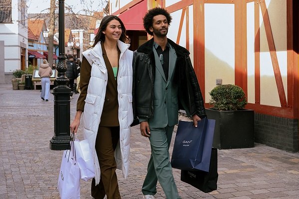 Mann und Frau beim Einkaufen im Roermond Outlet
