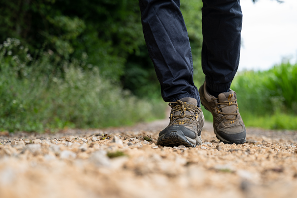 close-up van wandelschoenen op bospad