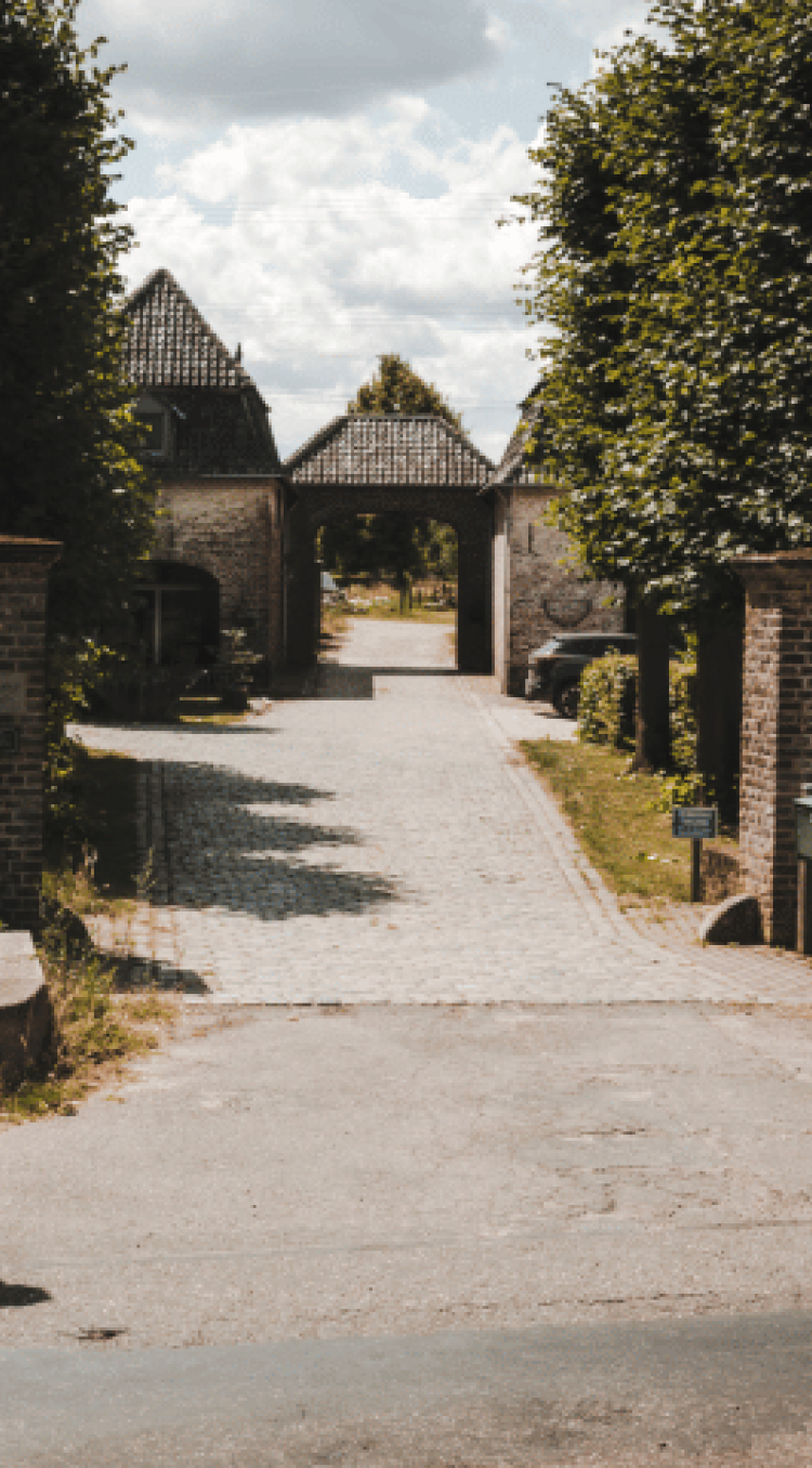 Het lijkt wel frankrijk hier vrouw wandelen langs erfgoed