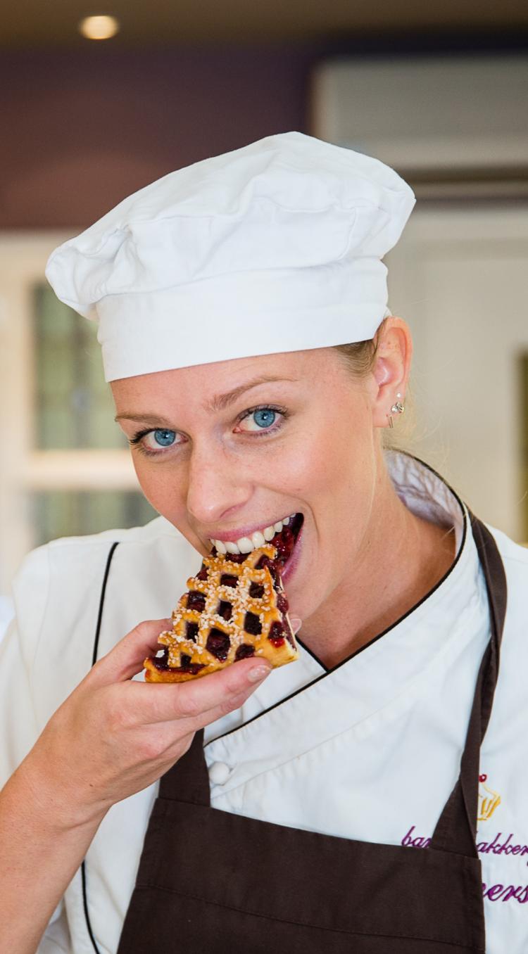 Vlaaibakker proeft een stuk Limburgse vlaai in de bakkerij.