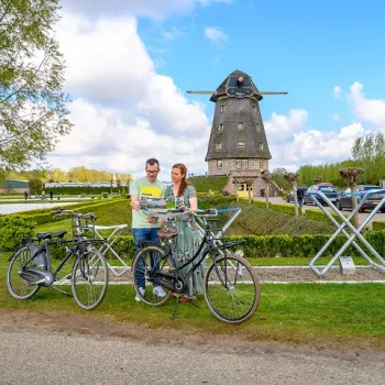 Vrouw en man kijken tijdens hun fietstocht op de nieuwe fietskaart in Venray