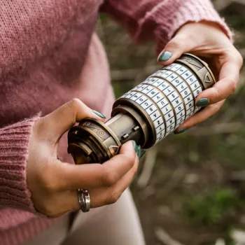 Vrouw houdt een puzzelslot vast tijdens de outdoor escape in Weert.