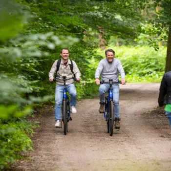 2 mannen fietsen over een pad in de natuur