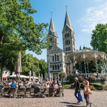 Munsterplein met kerk en kiosk en terras